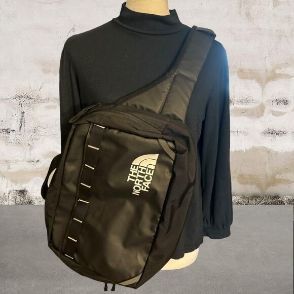 The North Face NWOT Base Camp Voyager Sling in Black - Picture 2 of 7